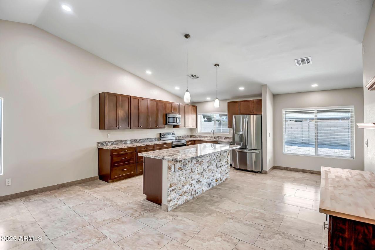 11231 N 77th Dr., Peoria, AZ 85345