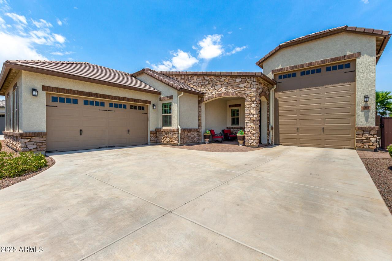 17288 W Laurie Ln., Waddell, AZ 85355