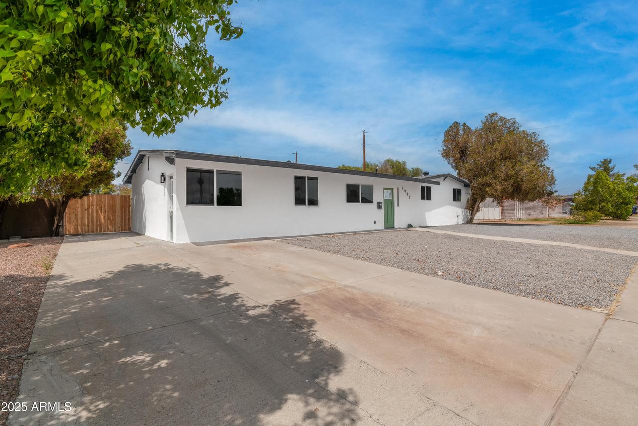 2922 W Port Royale Ln., Phoenix, AZ 85053