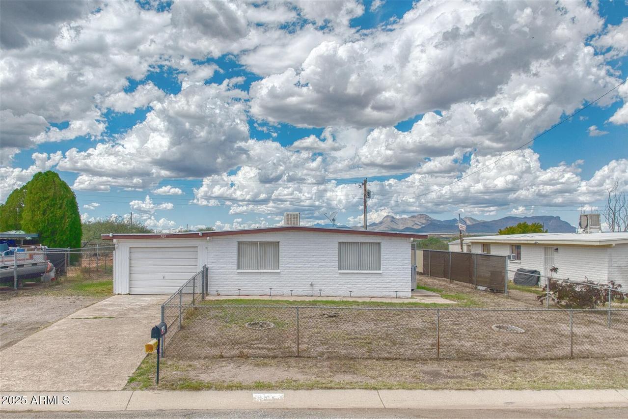 709 N Skyline Dr., Huachuca City, AZ 85616