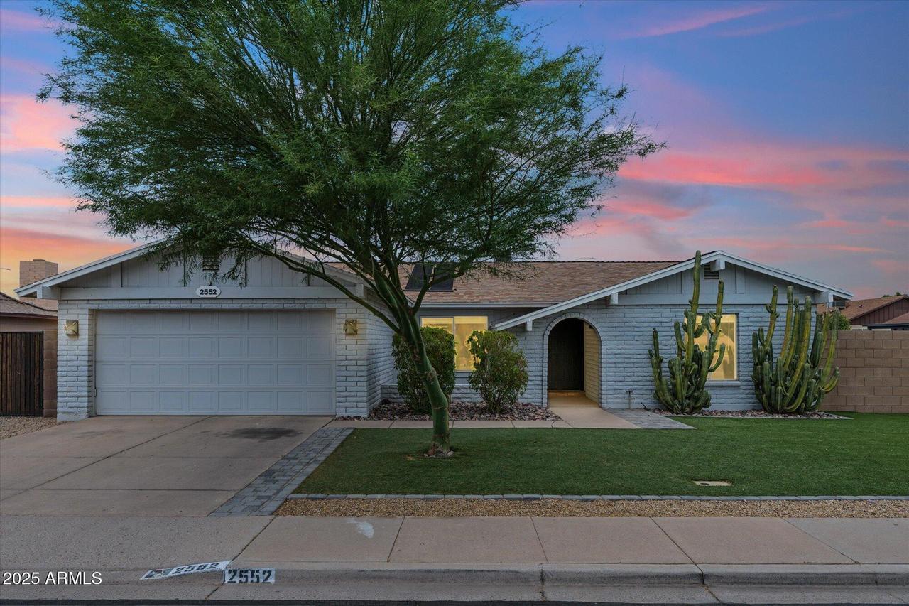 2552 W Kiva Ave., Mesa, AZ 85202