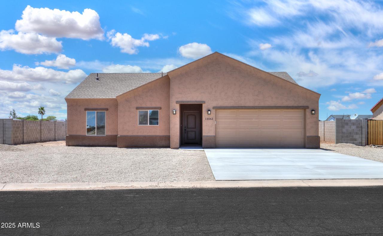 13562 S Huntington Rd., Arizona City, AZ 85123