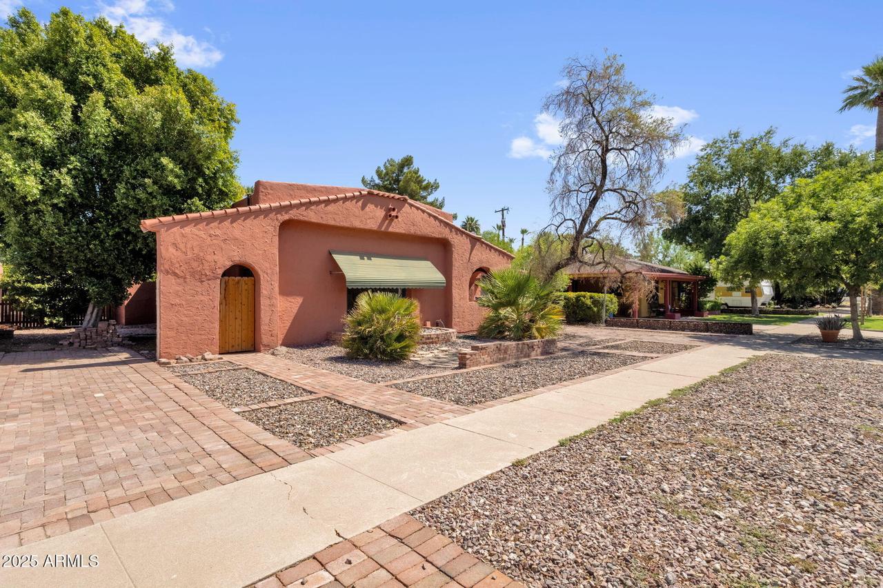1530 E Earll Dr., Phoenix, AZ 85014