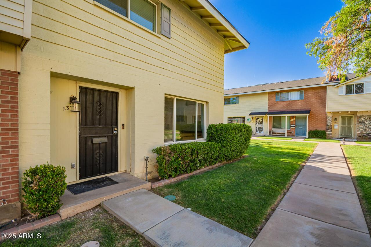 1379 N 44th St., Phoenix, AZ 85008