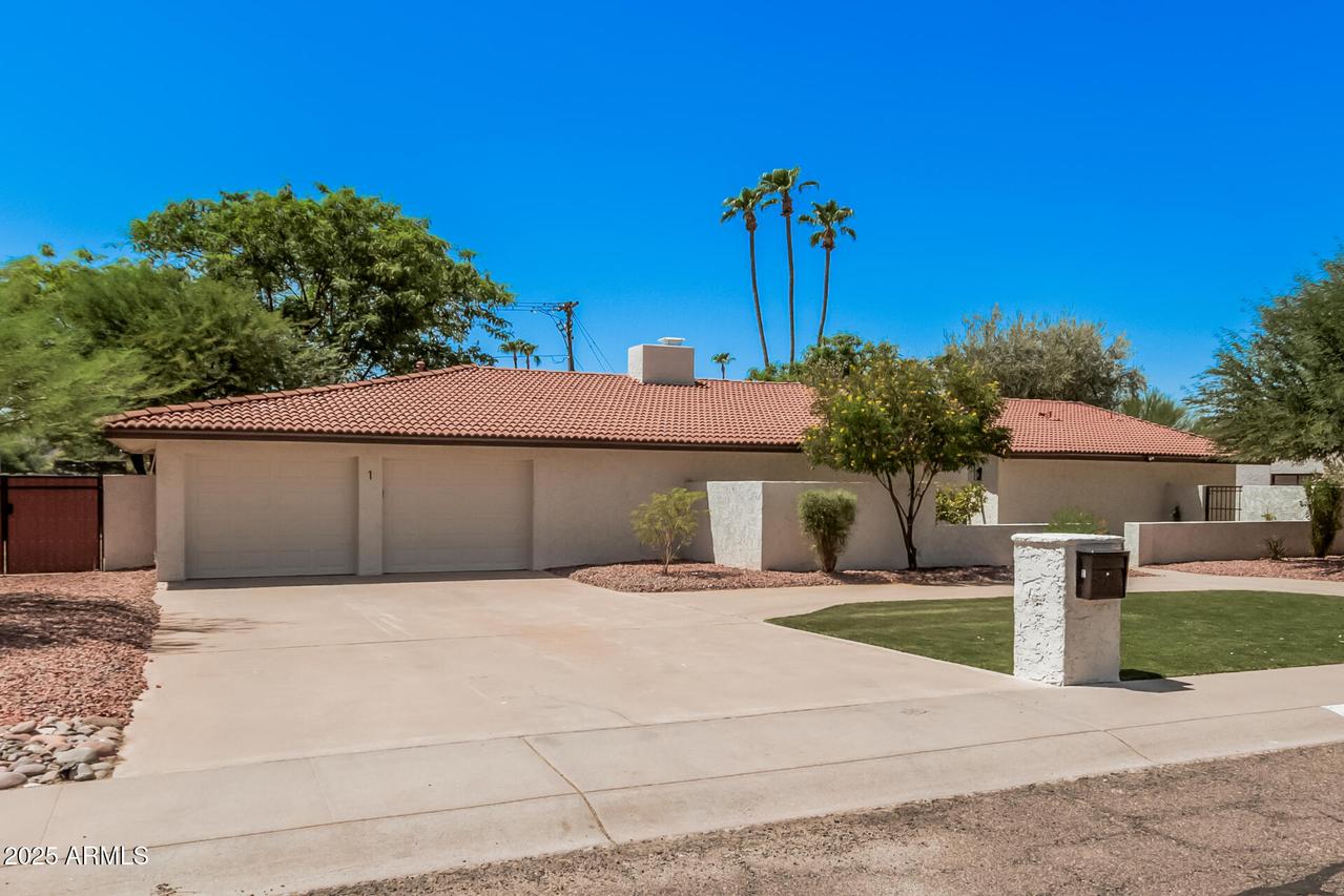 1 W Country Gables Dr., Phoenix, AZ 85023