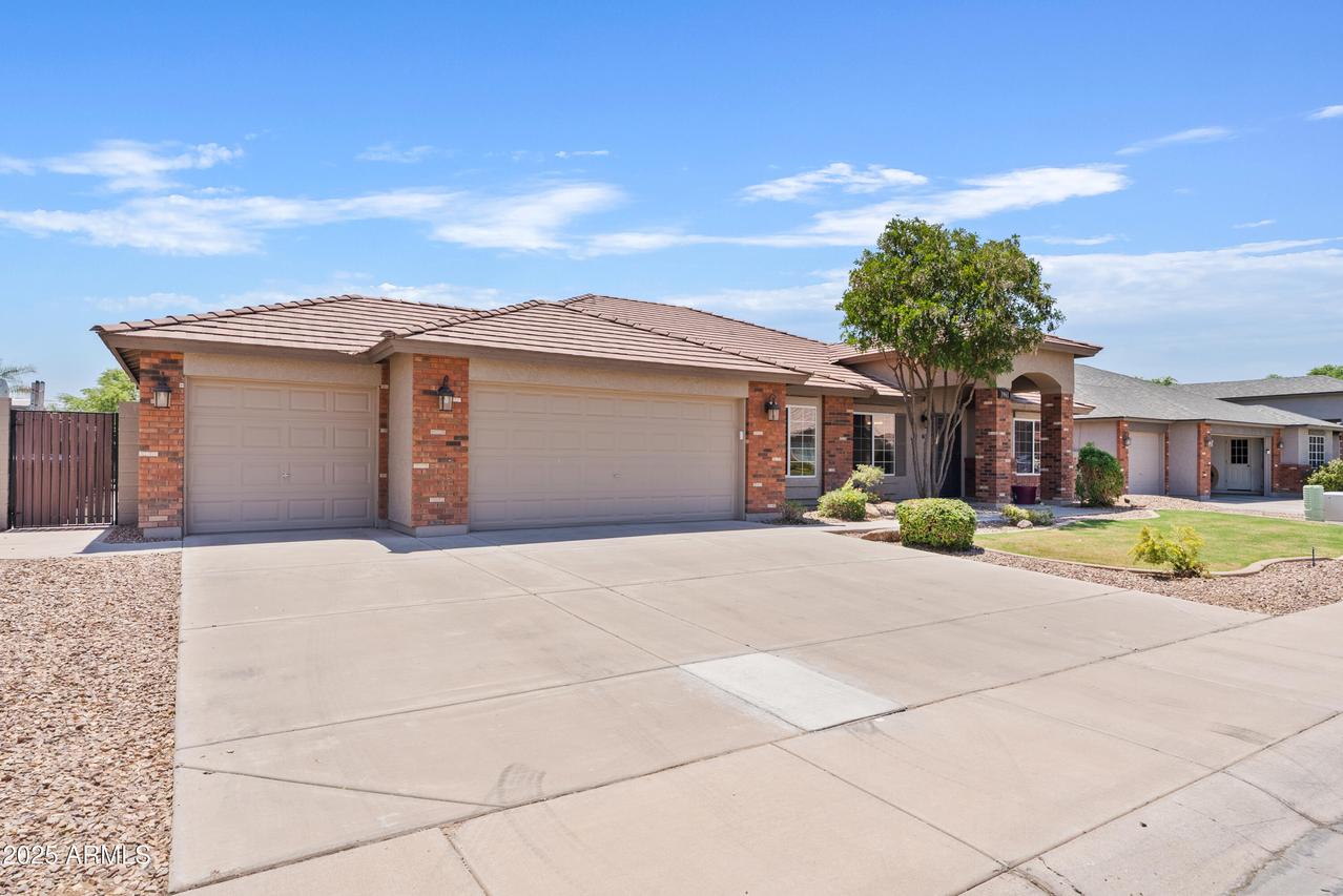 3961 E Meadow Creek Way, San Tan Valley, AZ 85140