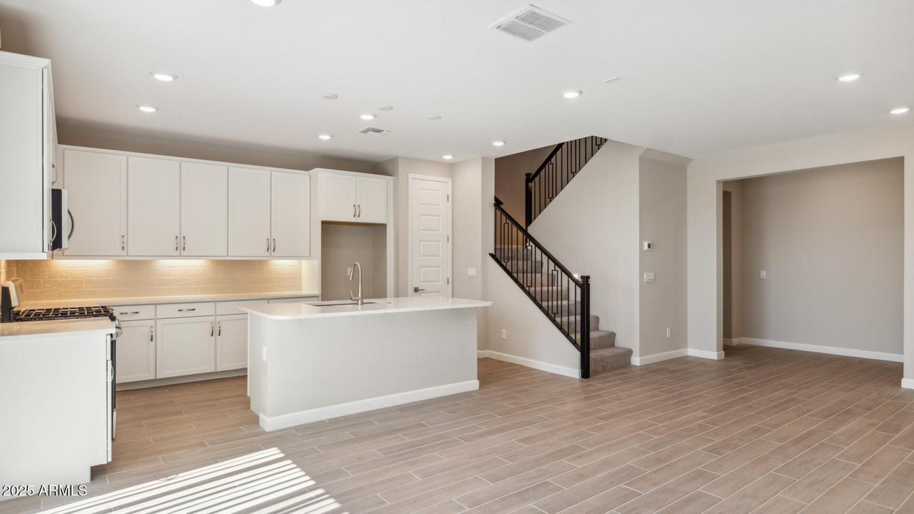 5810 E Zachary Dr., Phoenix, AZ 85054