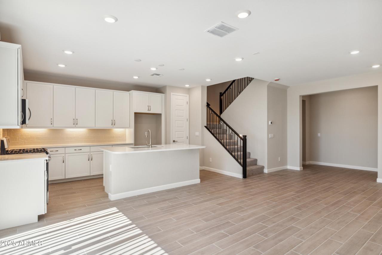 5842 E Zachary Dr., Phoenix, AZ 85054