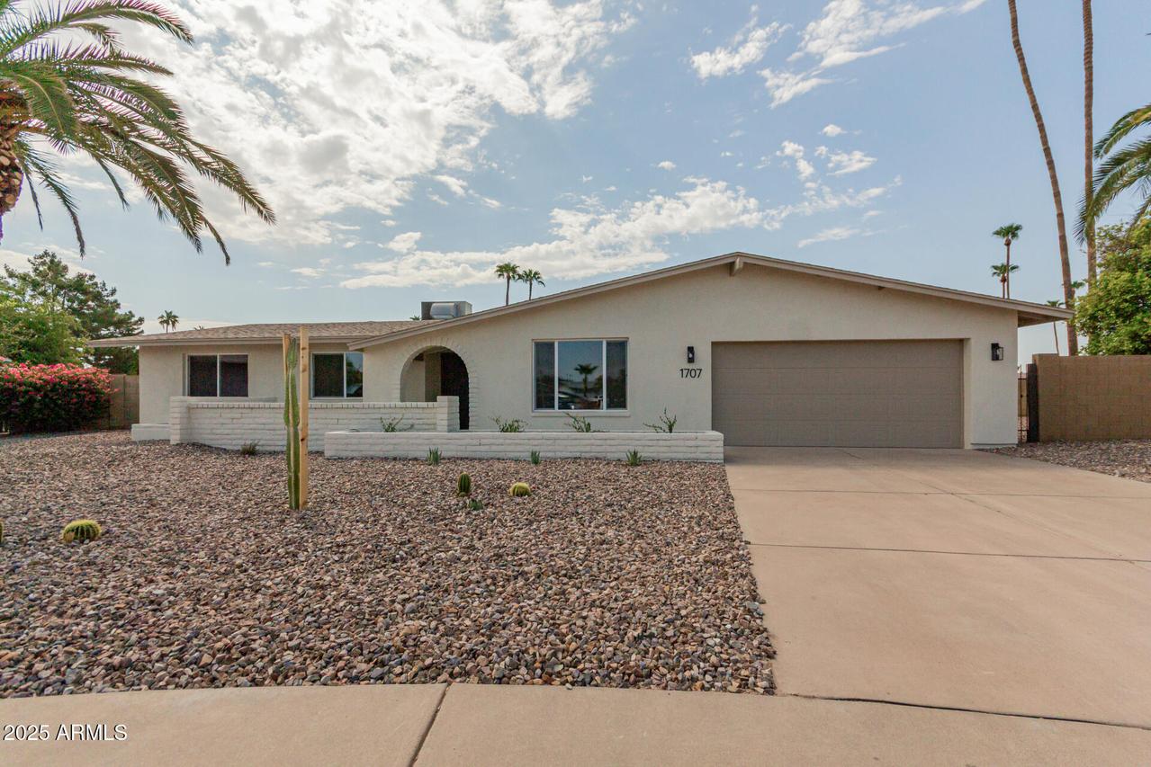1707 S Azucena Cir., Mesa, AZ 85202