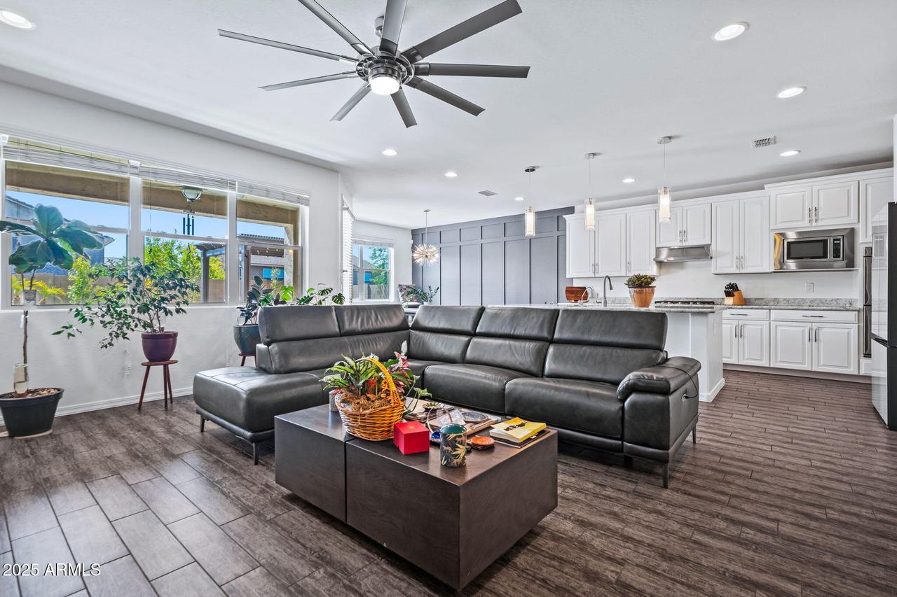 2929 W Amber Sun Dr., Phoenix, AZ 85085