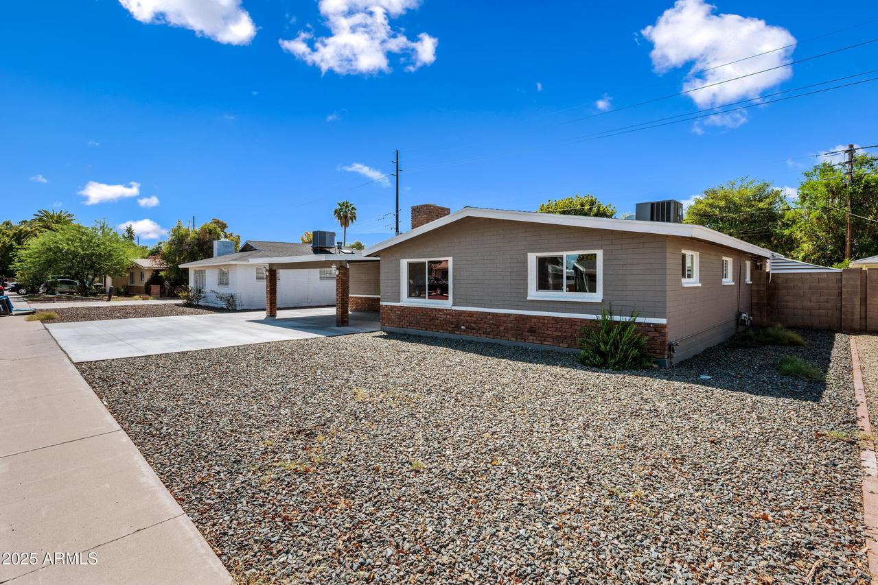 2035 W Claremont St., Phoenix, AZ 85015