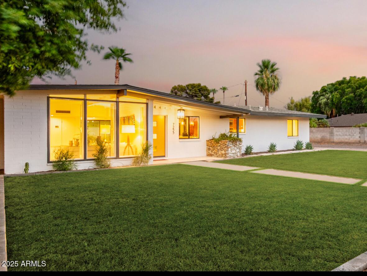 7255 N 12th St., Phoenix, AZ 85020