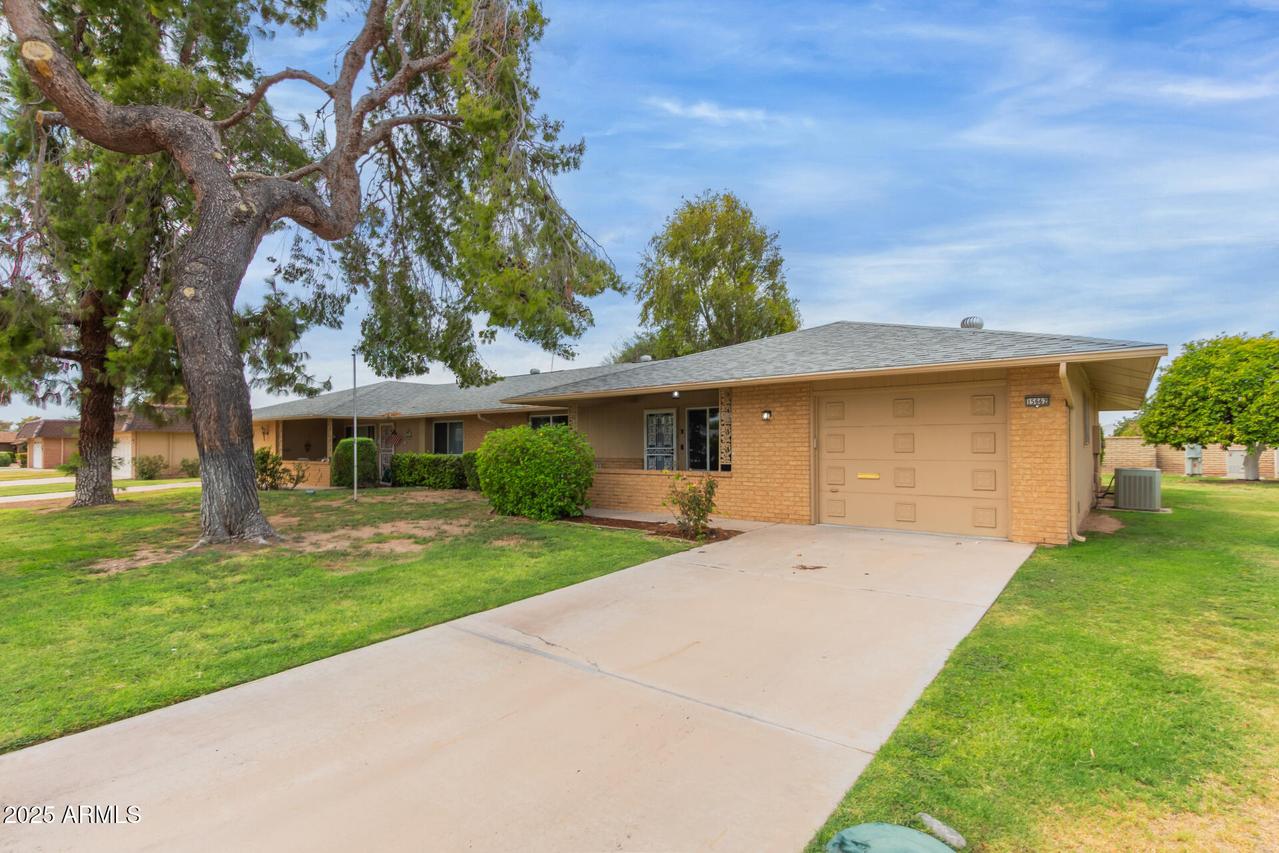 15662 N Lakeforest Dr., Sun City, AZ 85351