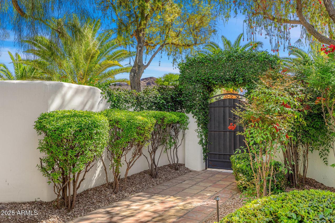 5838 E Berneil Ln., Paradise Valley, AZ 85253