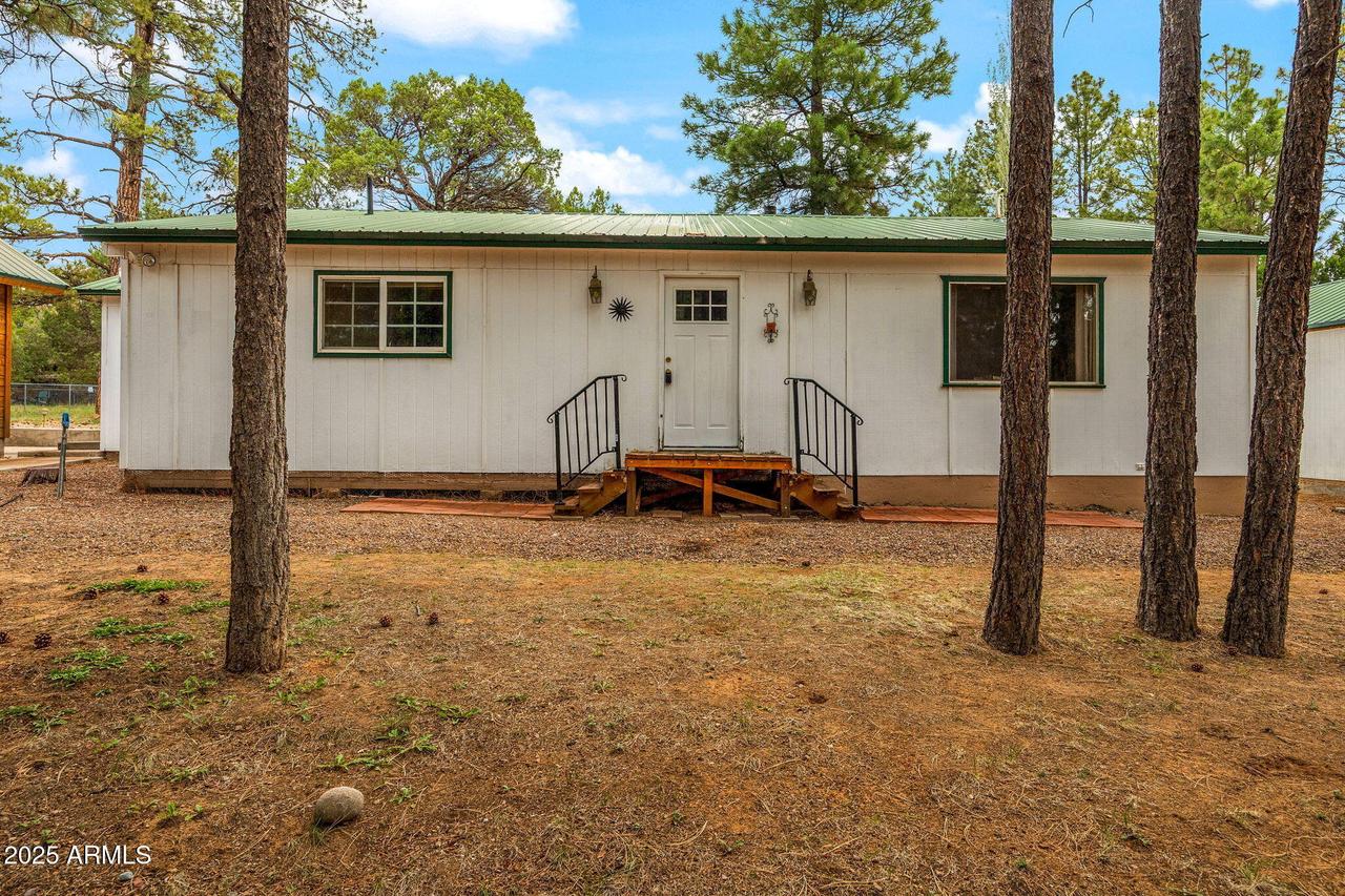 2124 Indian Tr., Overgaard, AZ 85933