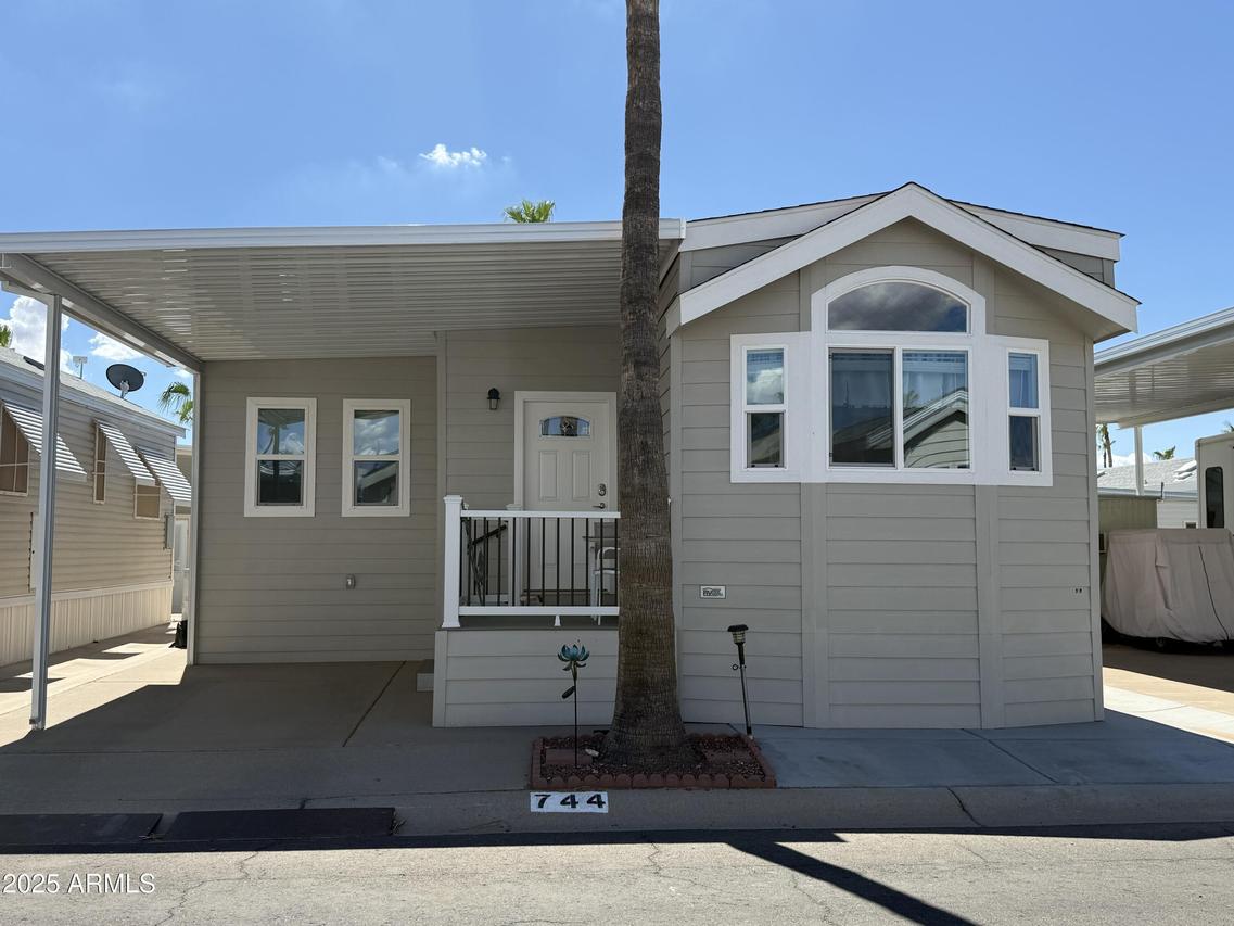 744 Emerald Dr., Apache Junction, AZ 85119