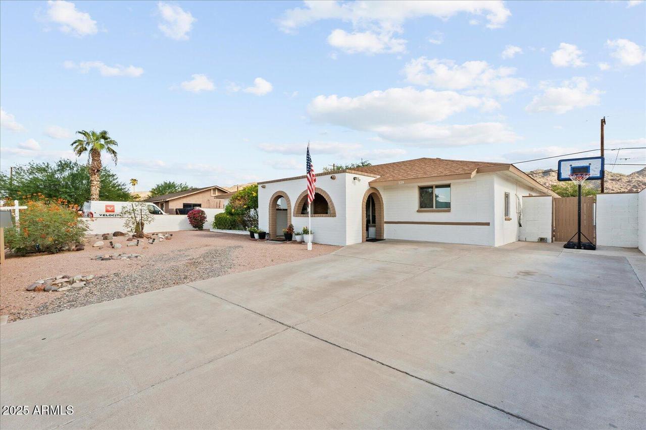 129 E Monte Way, Phoenix, AZ 85042