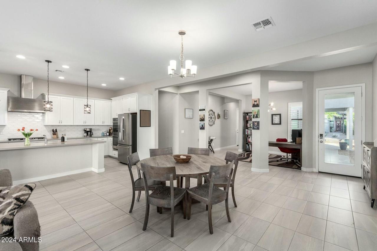 824 E Monte Way, Phoenix, AZ 85042