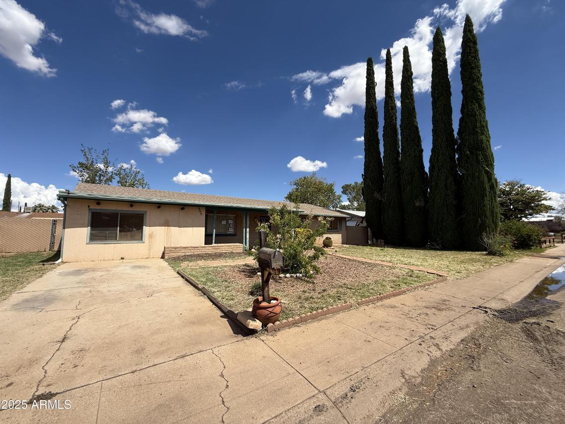 565 Raymond Dr., Sierra Vista, AZ 85635