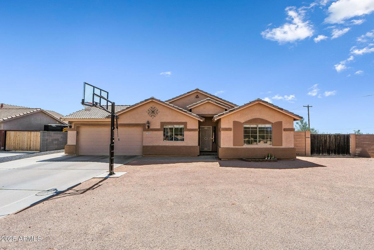 7605 E Des Moines Cir., Mesa, AZ 85207