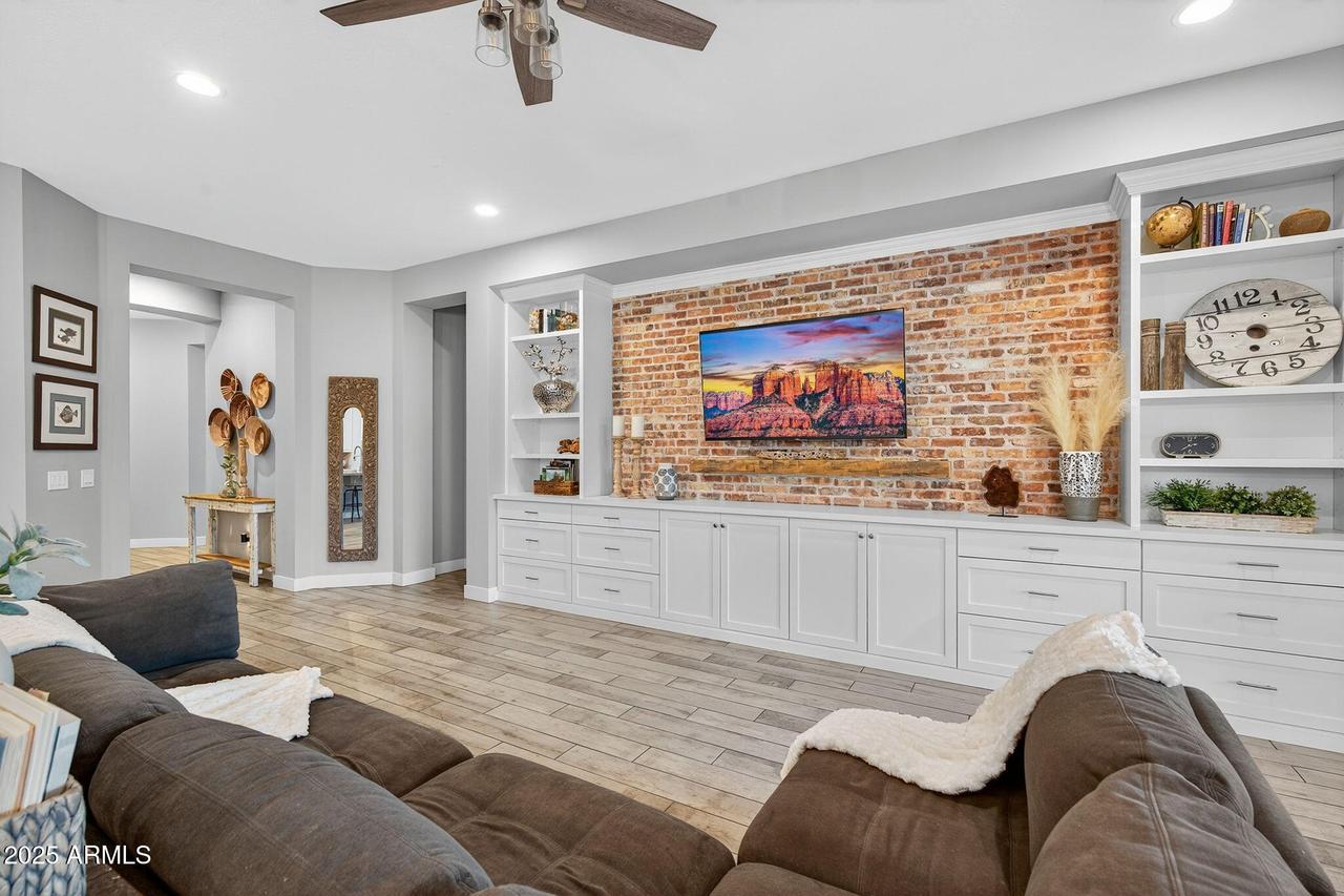 223 E Pasaro Dr., Phoenix, AZ 85085