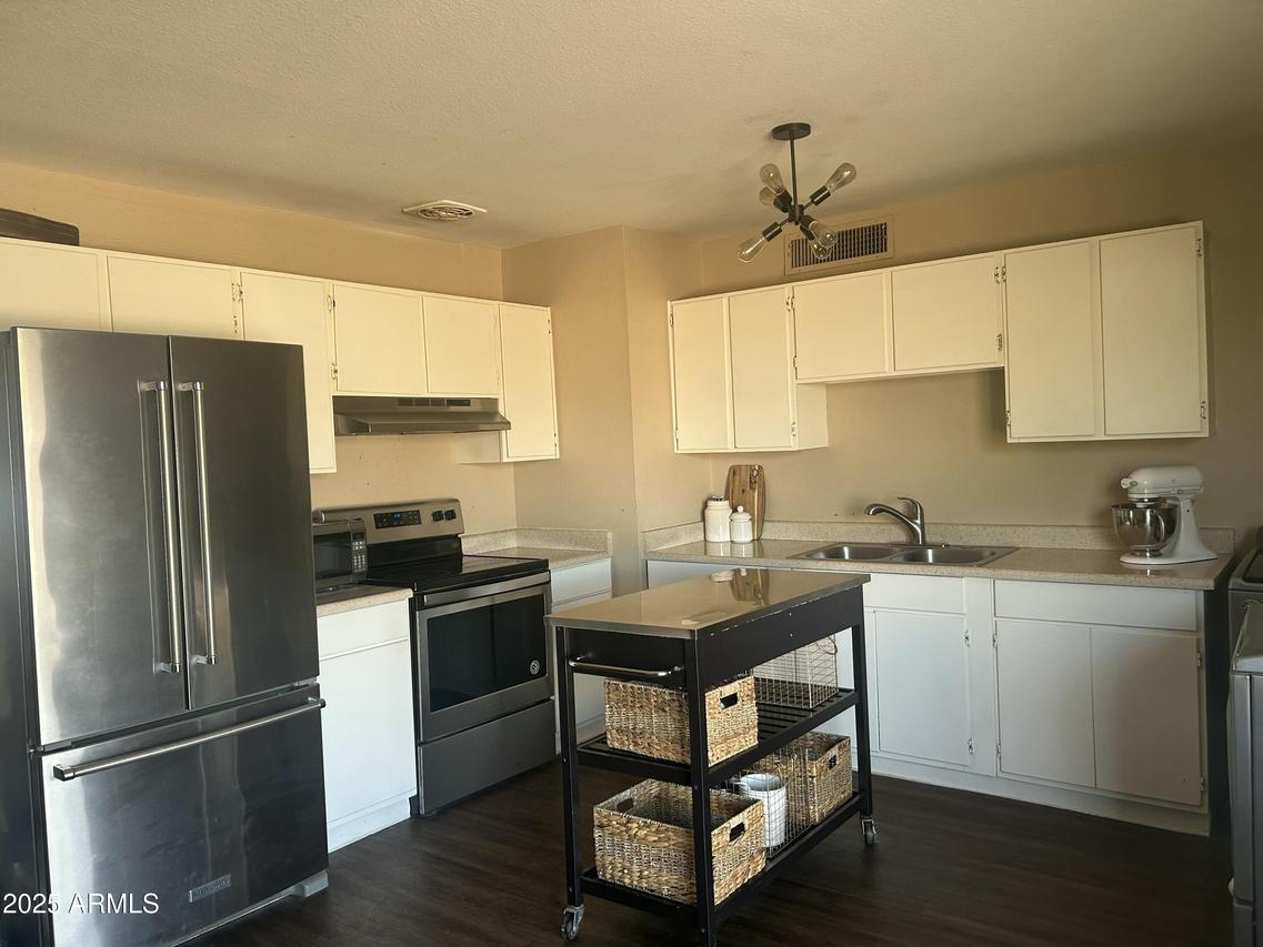 3356 W Mauna Loa Ln., Phoenix, AZ 85053