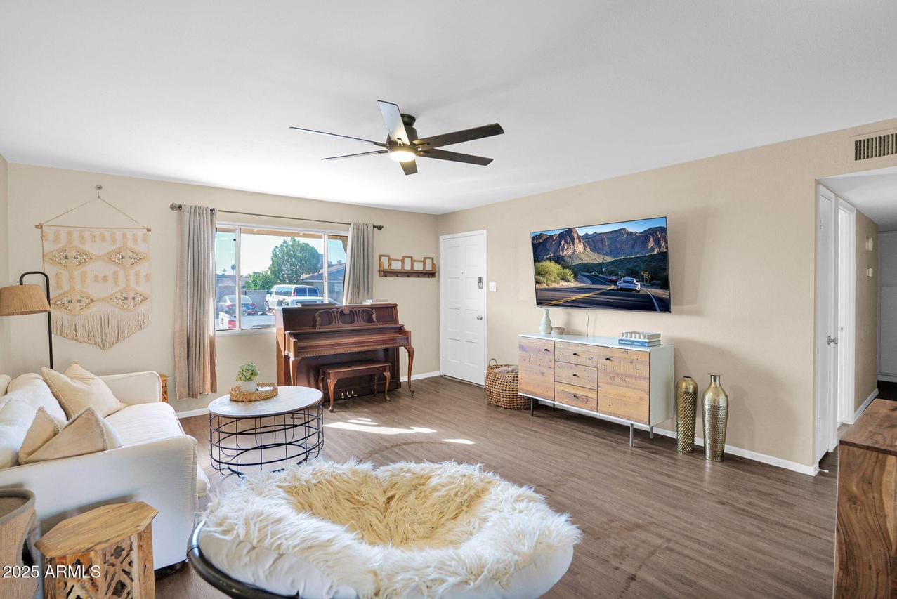 3356 W Mauna Loa Ln., Phoenix, AZ 85053