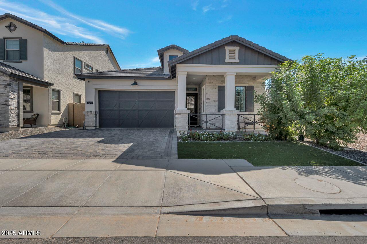 825 E Ashurst Dr., Phoenix, AZ 85048