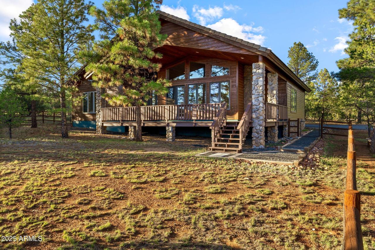2758 Jaguar Cir., Overgaard, AZ 85933
