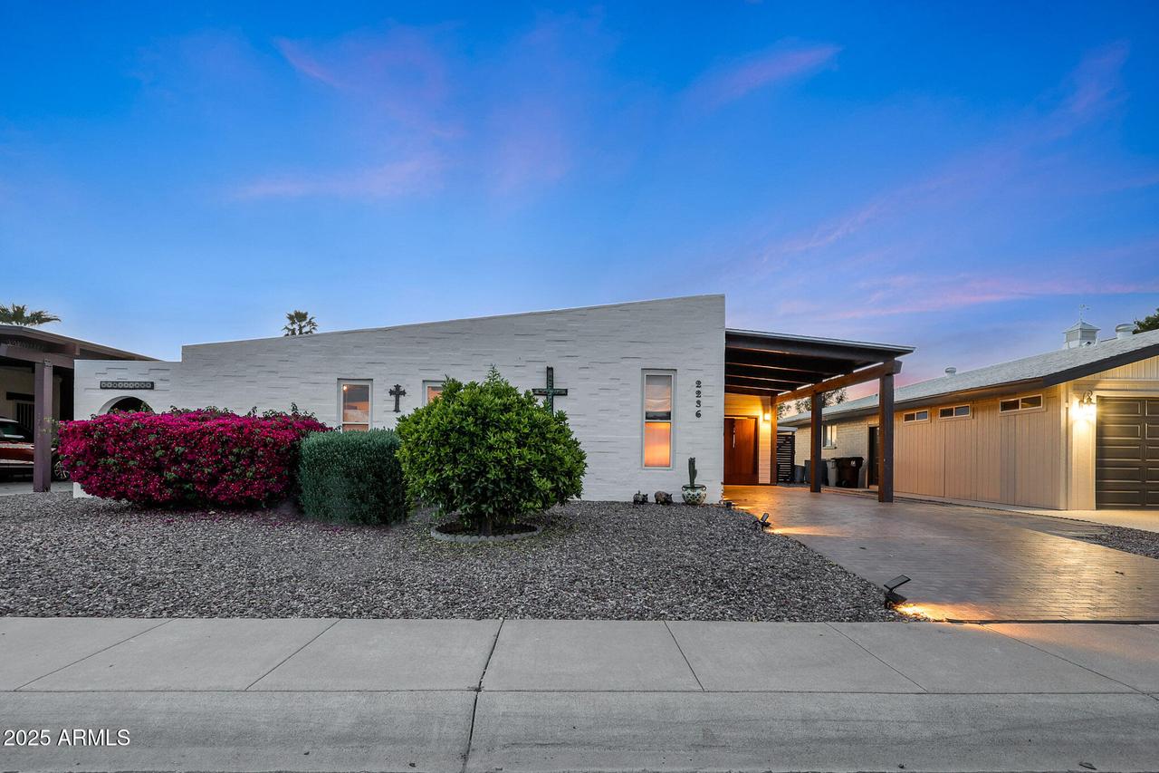 2236 N Middlecoff Dr., Mesa, AZ 85215