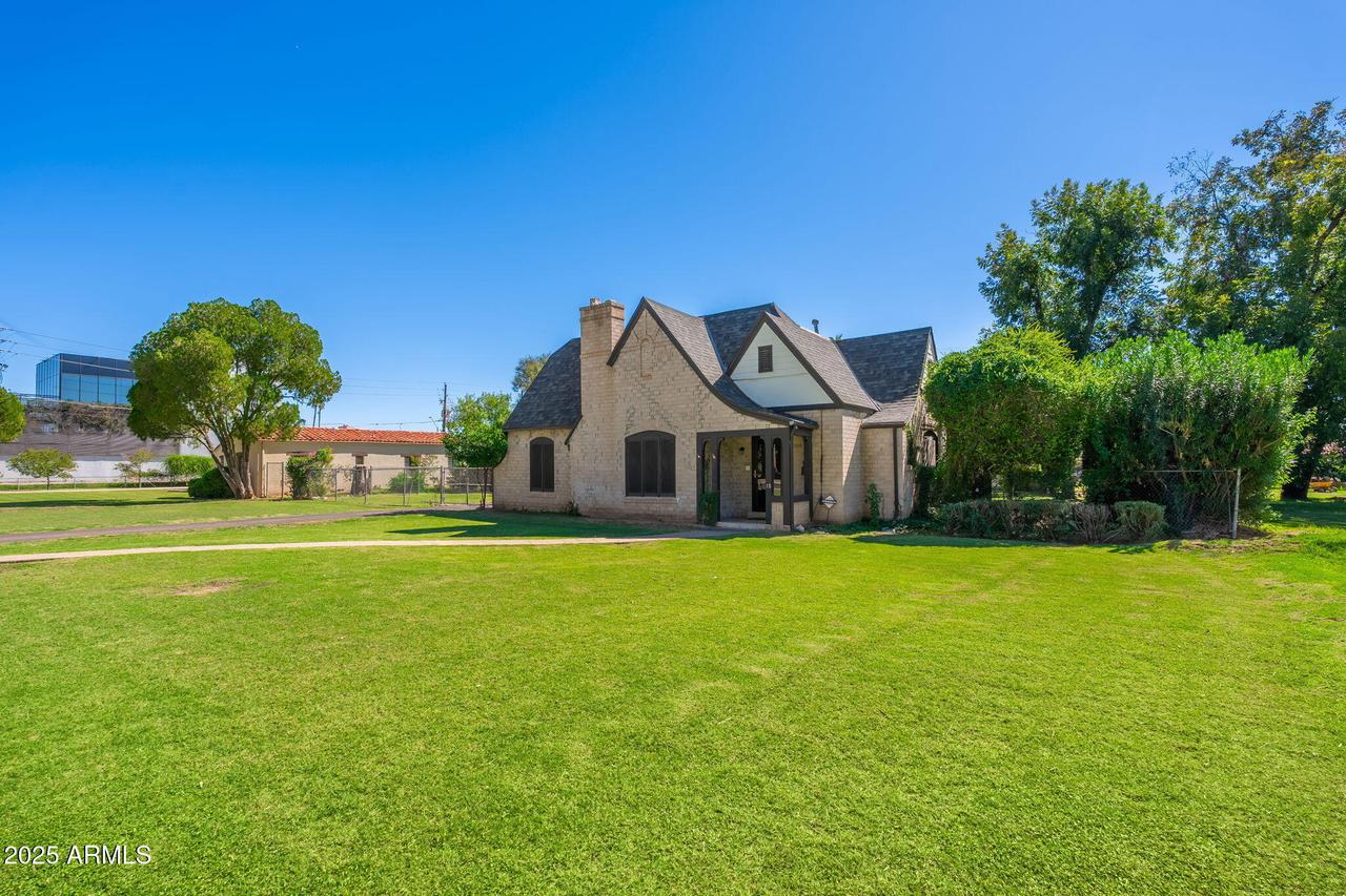 15 W Medlock Dr., Phoenix, AZ 85013