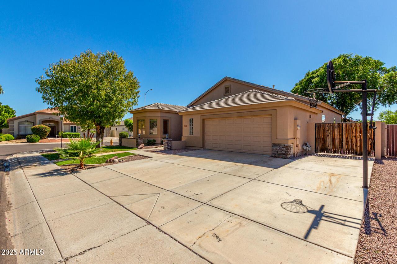 7977 W Clara Ln., Peoria, AZ 85382
