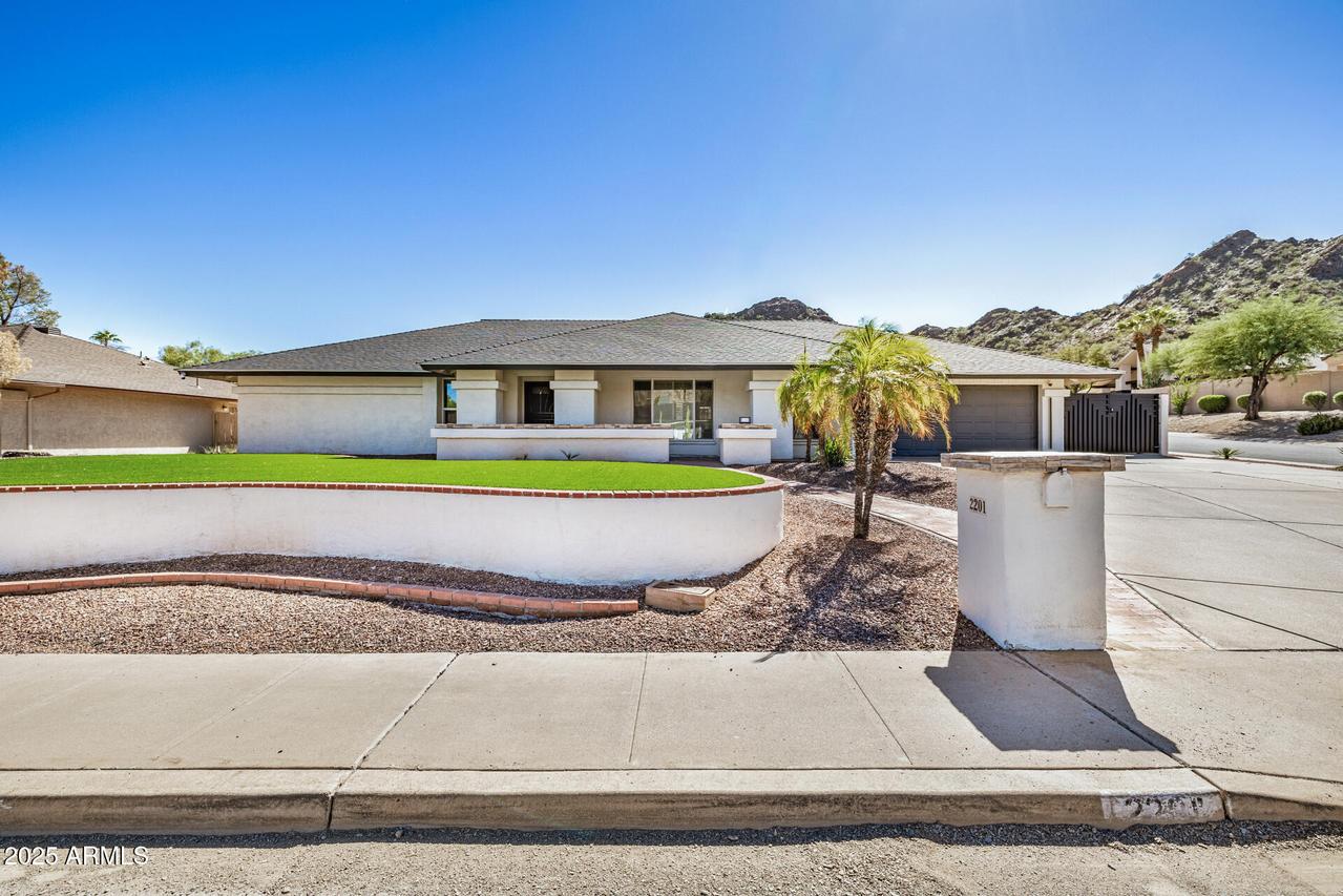 2201 E Shea Blvd., Phoenix, AZ 85028