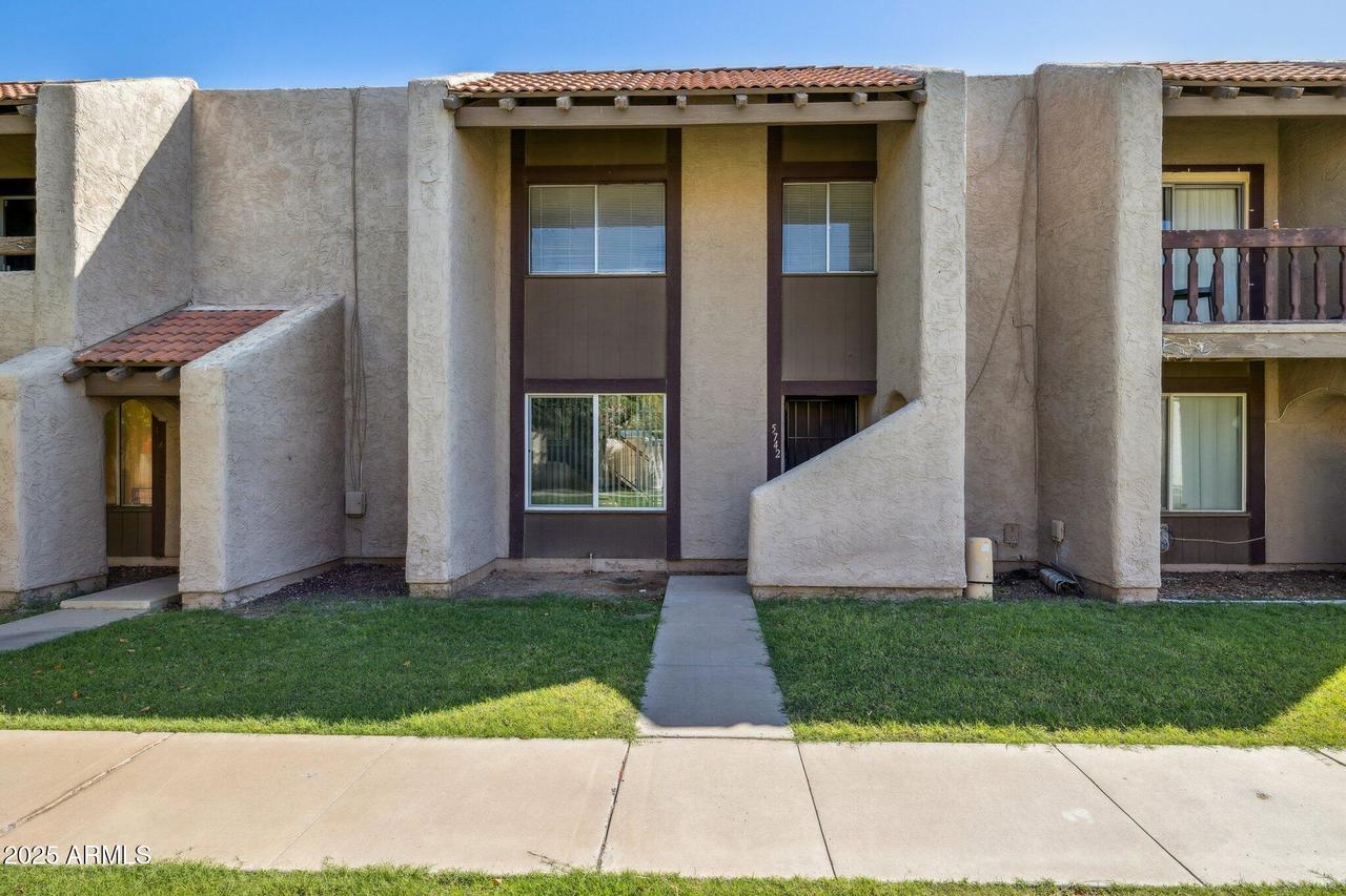 5742 N 43rd Dr., Glendale, AZ 85301