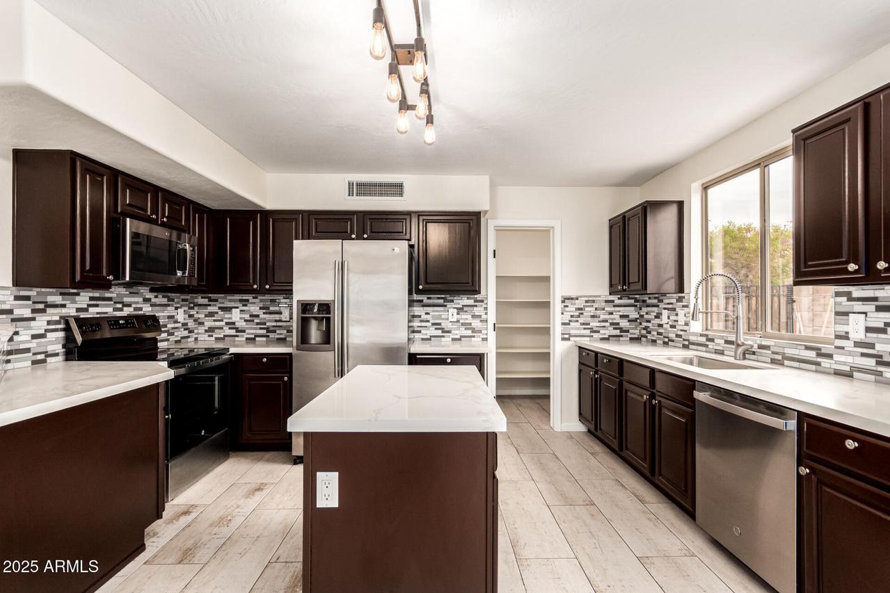 21078 N 74th Ln., Glendale, AZ 85308