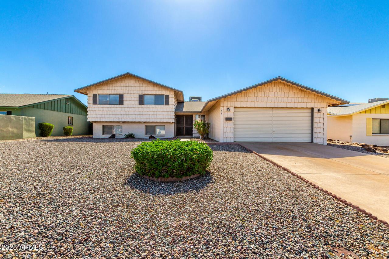 3819 W Mauna Loa Ln., Phoenix, AZ 85053