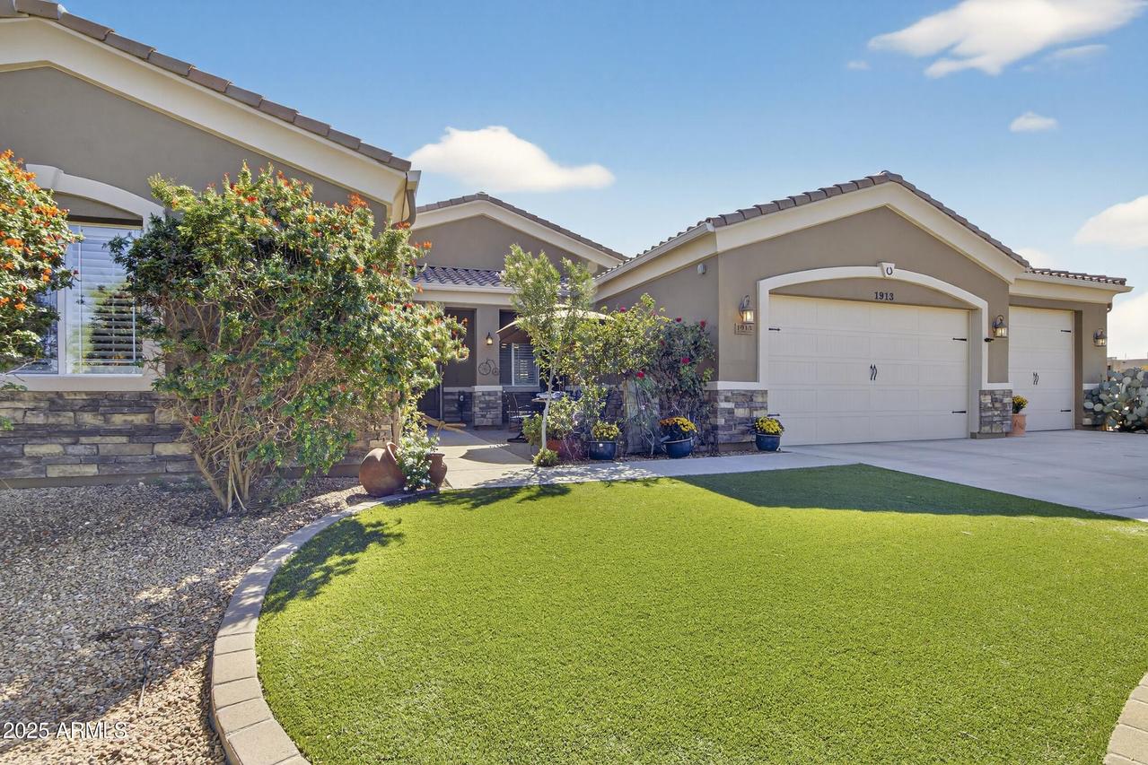 1913 W Laurie Ln., San Tan Valley, AZ 85144