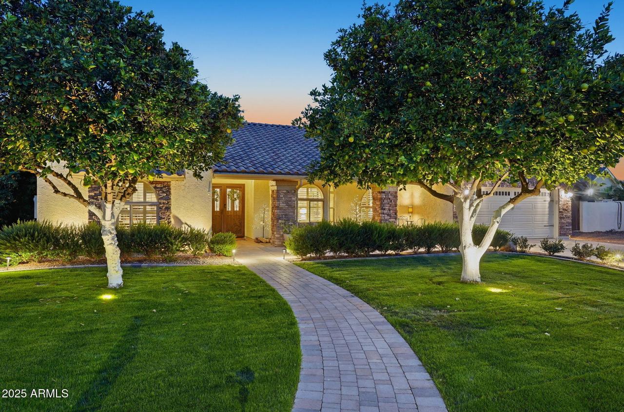 2217 N Hunt Cir., Mesa, AZ 85203