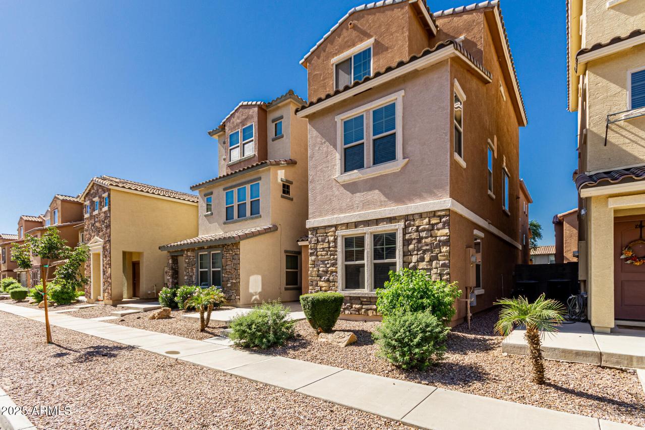 2044 N 77th Ln., Phoenix, AZ 85035
