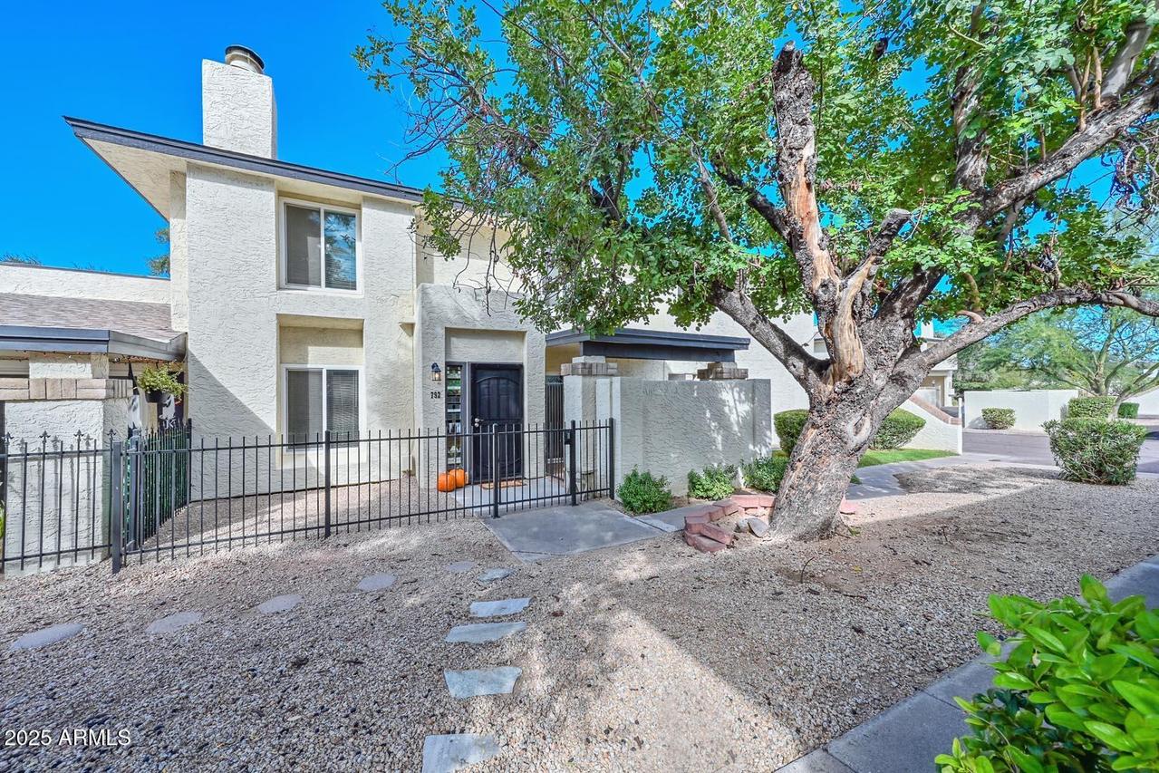 792 E Eugie Ave., Phoenix, AZ 85022