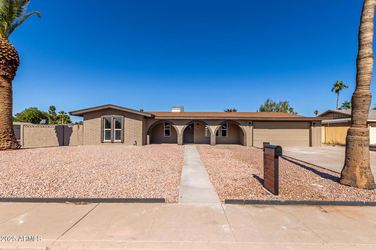 2236 E Des Moines Cir., Mesa, AZ 85213