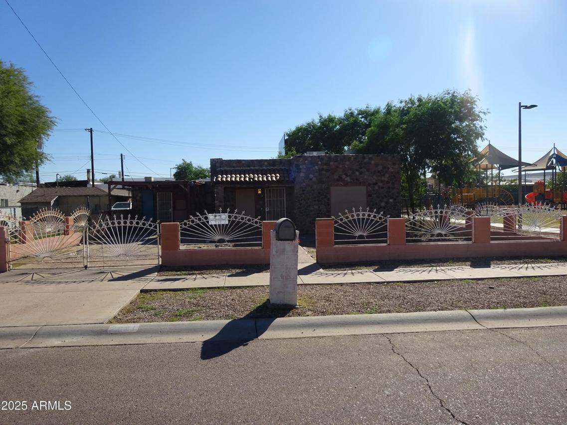 2821 E Adams St., Phoenix, AZ 85034