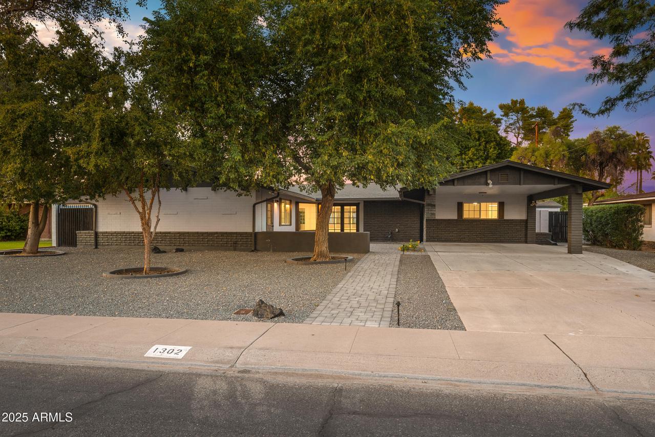 1302 W Golden Ln., Phoenix, AZ 85021