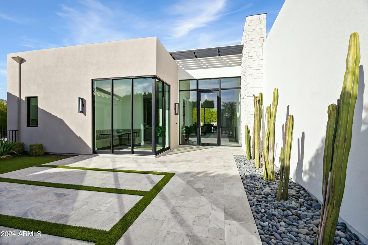 6862 E Joshua Tree Ln., Paradise Valley, AZ 85253