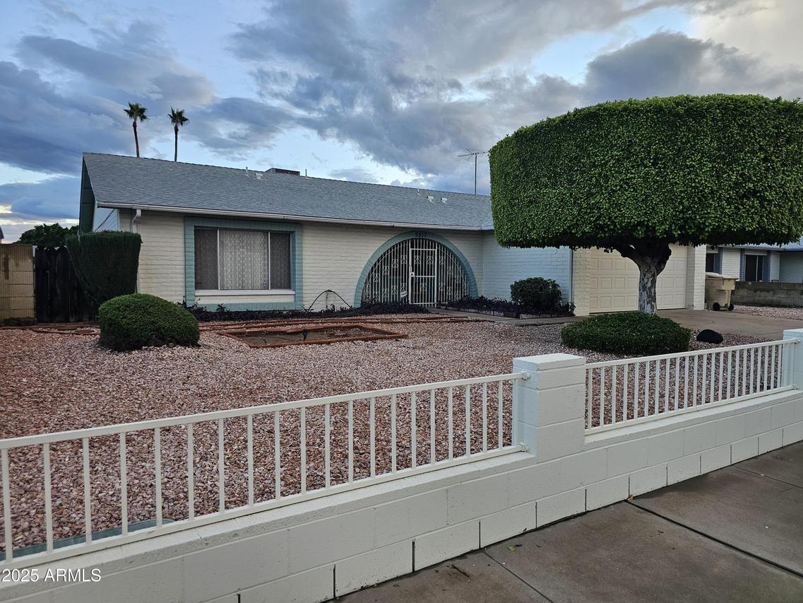 5817 W Tierra Buena Ln., Glendale, AZ 85306
