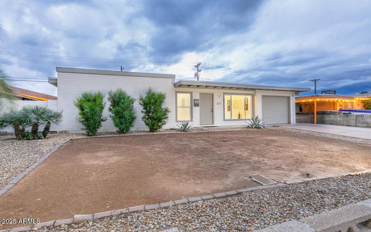 2007 W Hidalgo Ave., Phoenix, AZ 85041