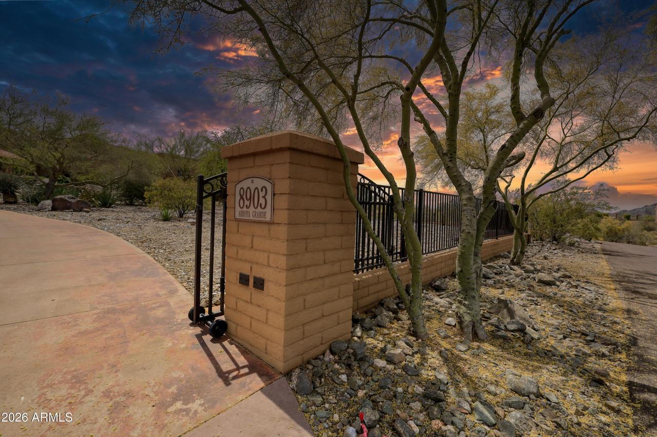 8903 N Arroya Grande Dr., Phoenix, AZ 85028