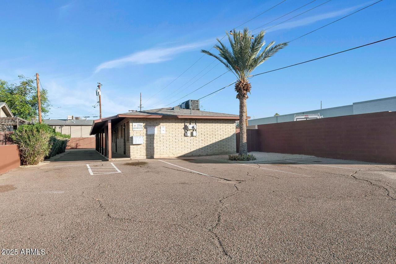 822 E Carol Ave., Phoenix, AZ 85020