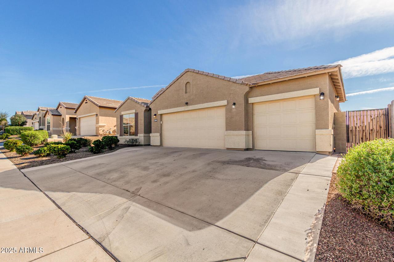10749 W Swayback Pass Pass, Peoria, AZ 85383