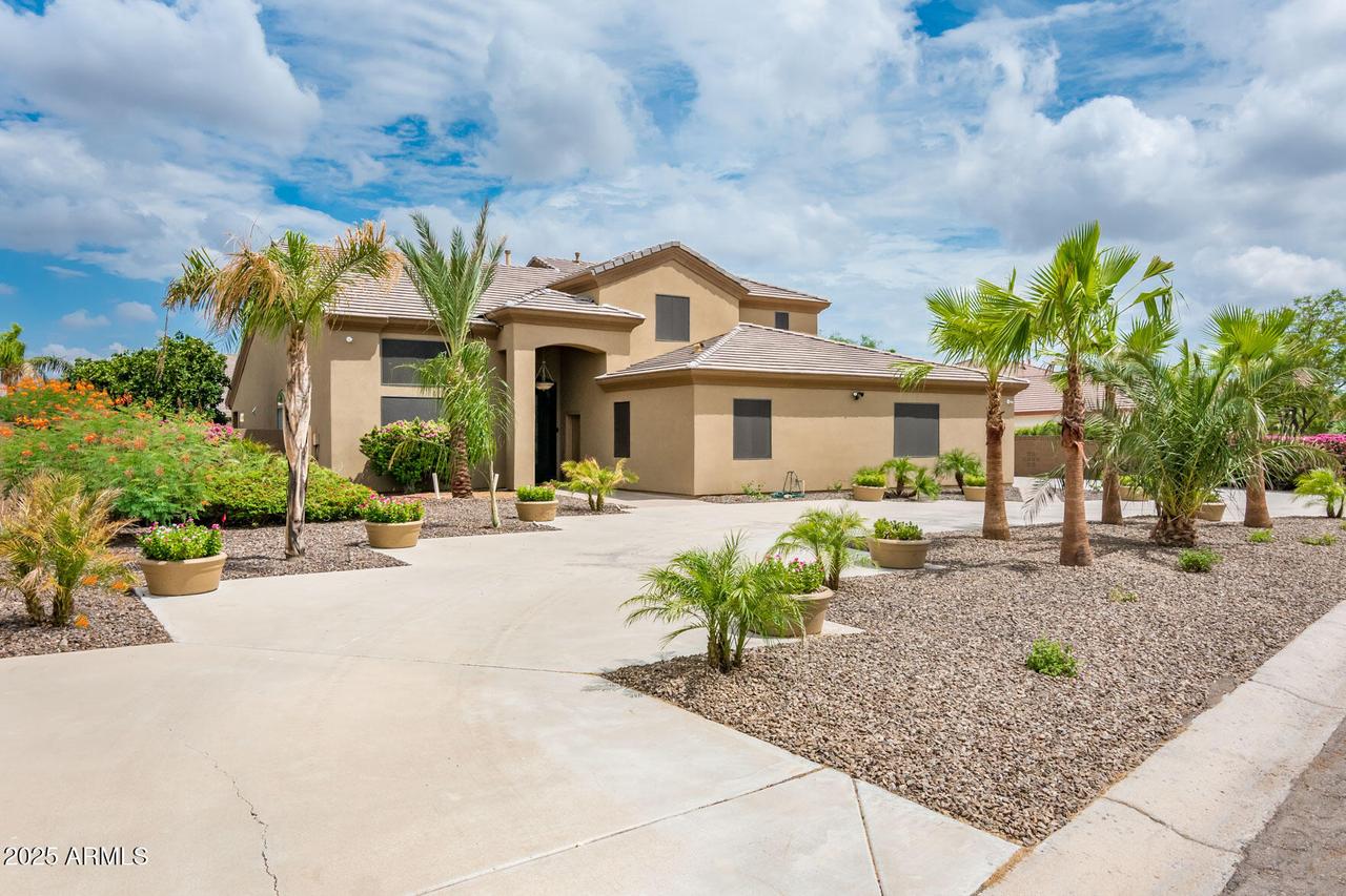 5322 W Whispering Wind Dr., Glendale, AZ 85310